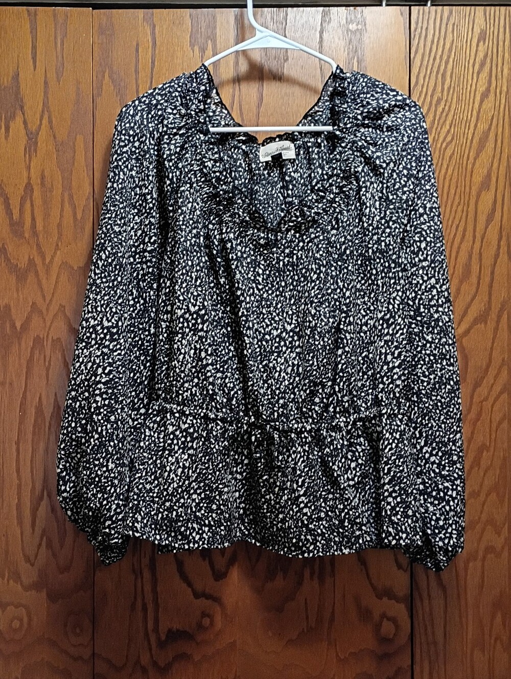 Universal Threads Women's Black and White Printed Ruffle Neck Blouse